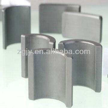 강제력 1500 Oe 이상의 또는 동등한 Sintered Ferrite Magnet Grade JC Y3939 JC Y4041 습형 가공은 자기 성능을 보장합니다.